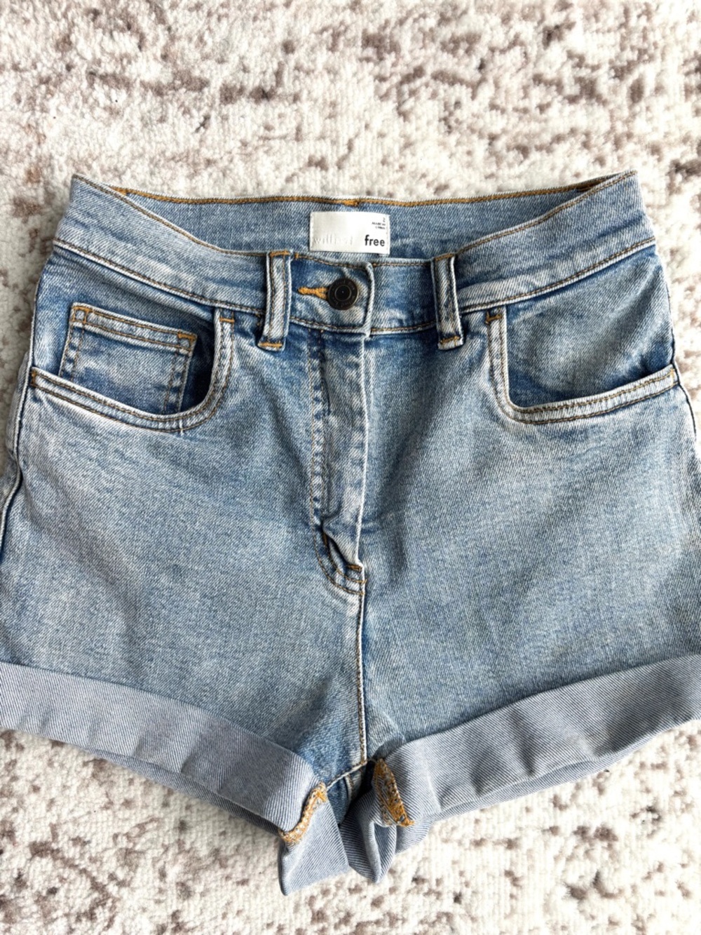 Aritzia Wilfred Free Light Wash Denim Roll-Cuff Women’s Shorts - Picture 2 of 7
